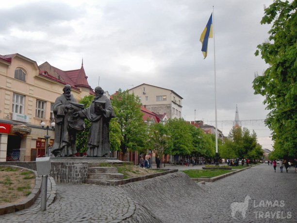 Памятник Кириллу и Мефодию, расположенный в центре Мукачево.