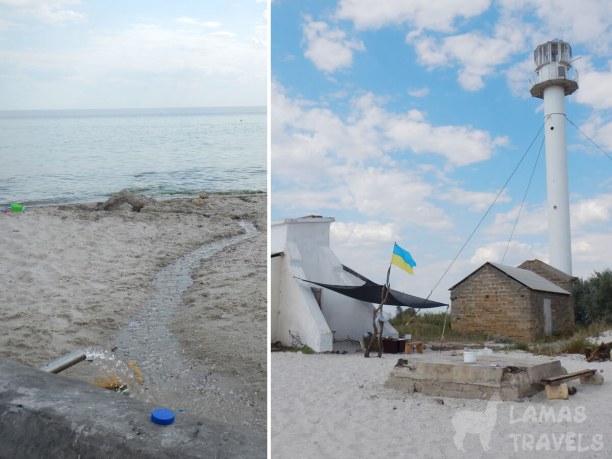 На фото: остров Джарылгач, маяк. Также видно родник с питьевой водой.